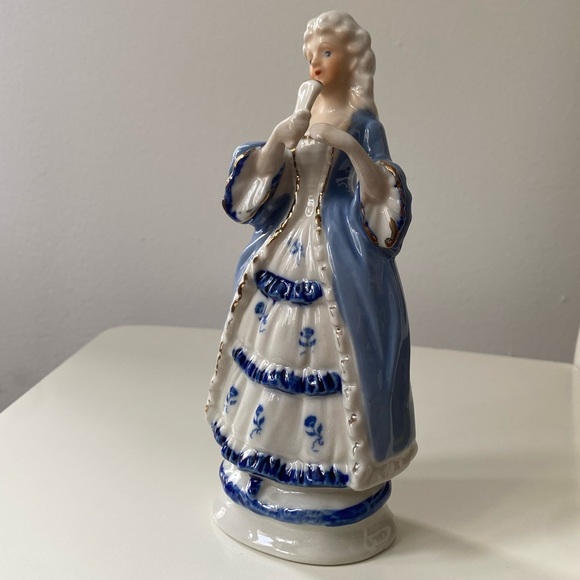 Vintage Elegant Blue and White Porcelain Figurine with Gold accents - Picture 9 of 13